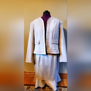 2 piece lined suit with flair skirt.made by Biacci, size 14. Beige, pink.